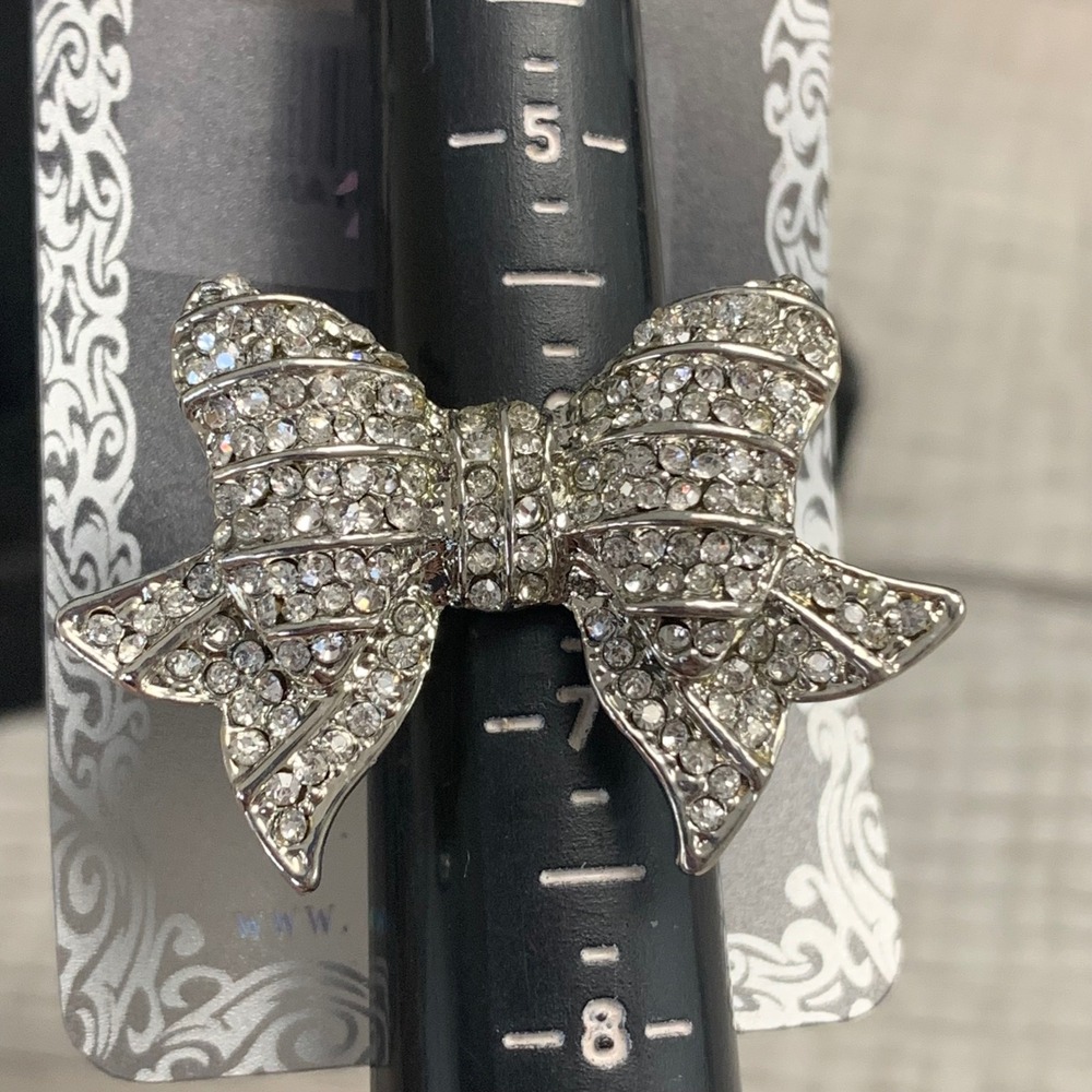 One More Silver Tone Rhinestone Bow Statement Ring Size 7 CH-4R07-0B1AM